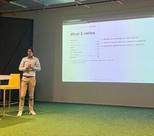 Read more about the article “Want to Bring True Value to the Discussion? First Understand the Financials”: Adrian de Groot Ruiz inspires 2100 to dive into annual reports.